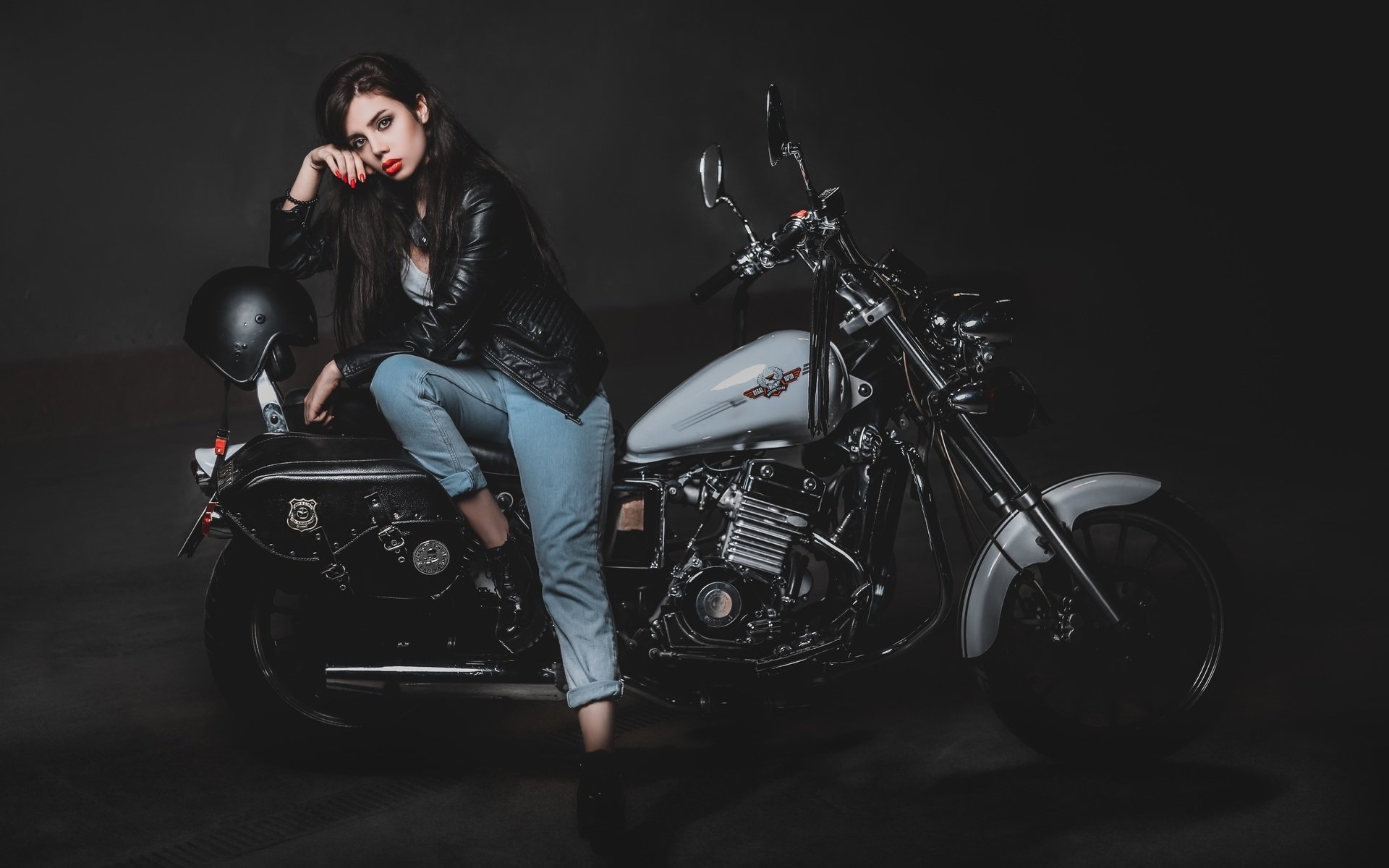 Biker girls: style and drive in Bucharest
