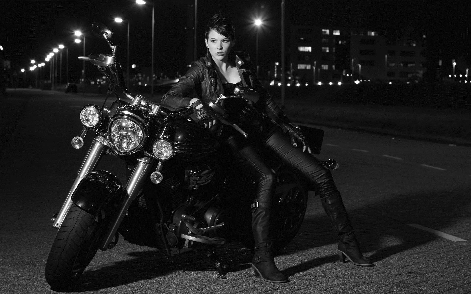 Photo Beautiful girls and motorcycles in Bucharest