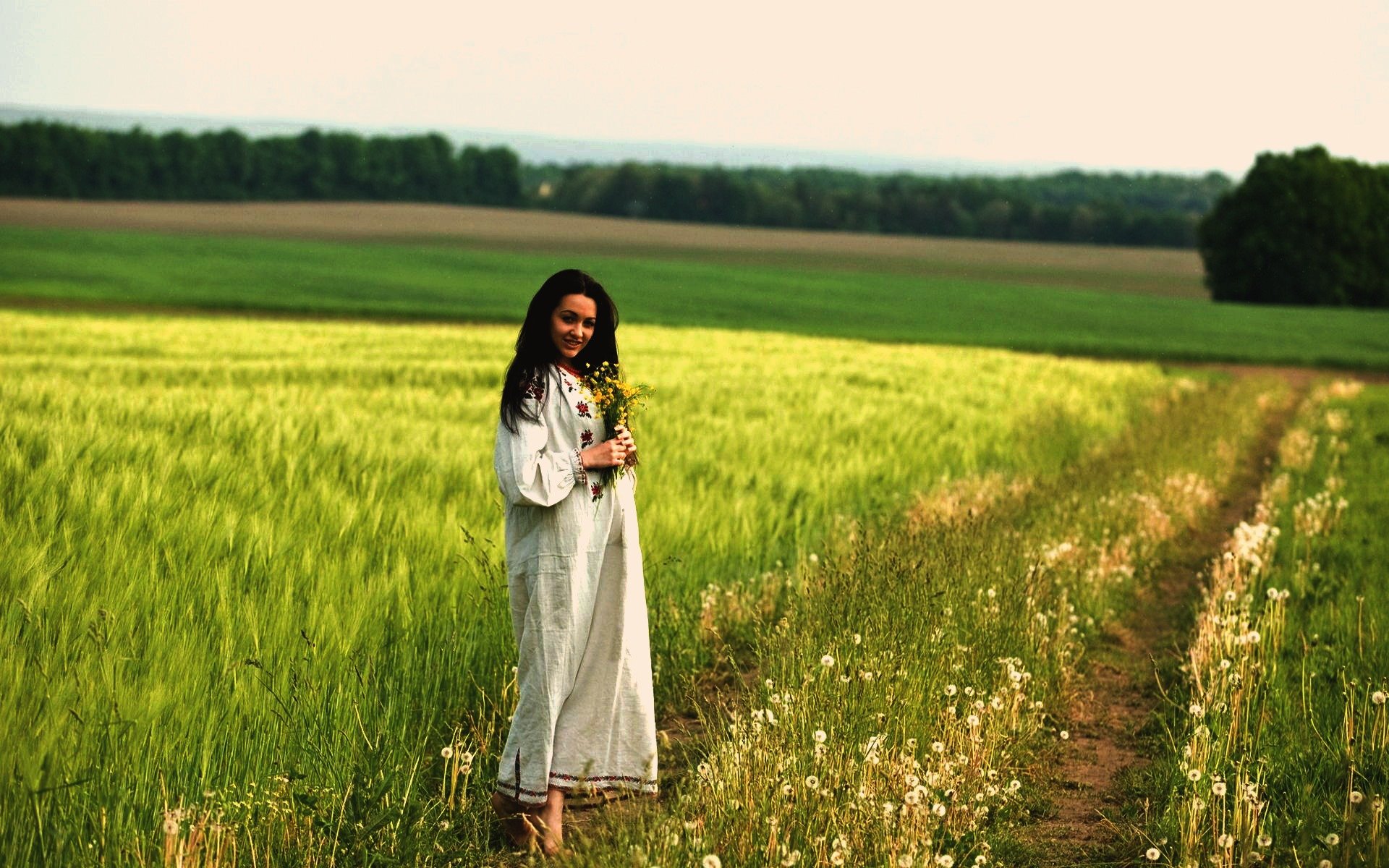 Women in Slavic costumes in Bucharest