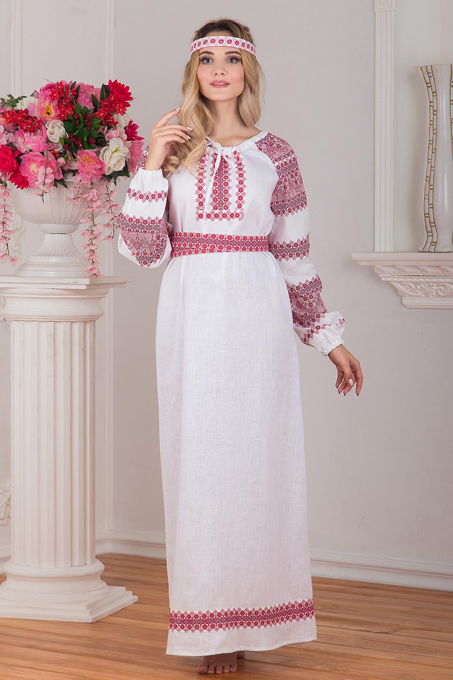 Women in Slavic costumes in Bucharest