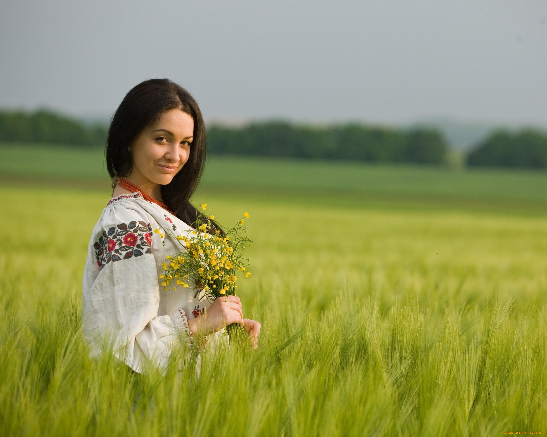 Women in Slavic costumes in Bucharest