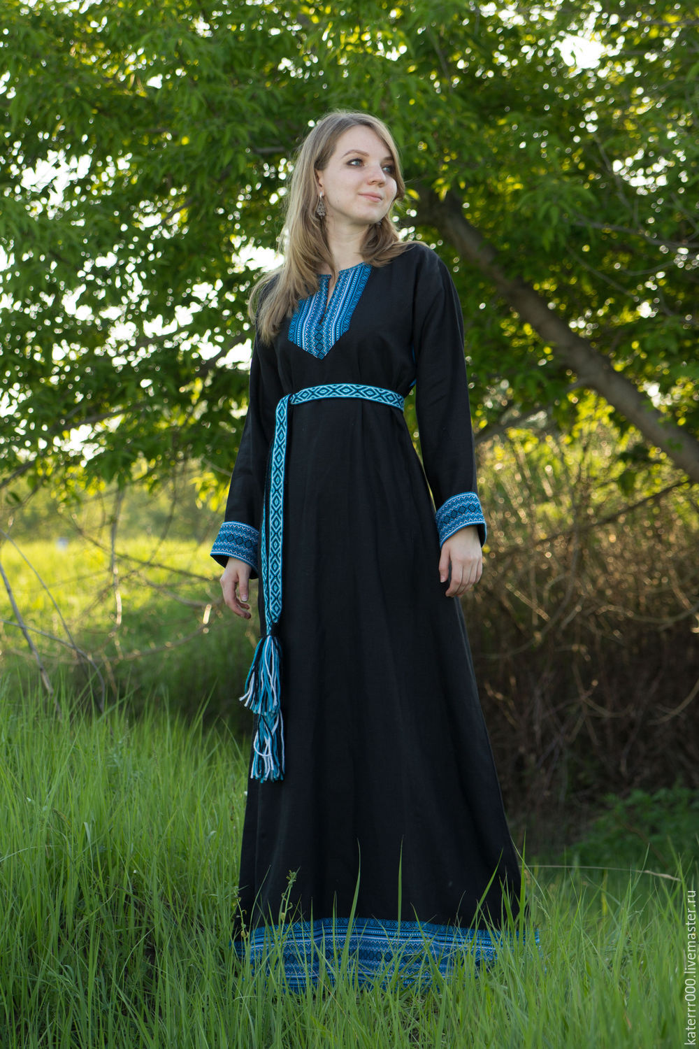 Women in Slavic costumes in Bucharest