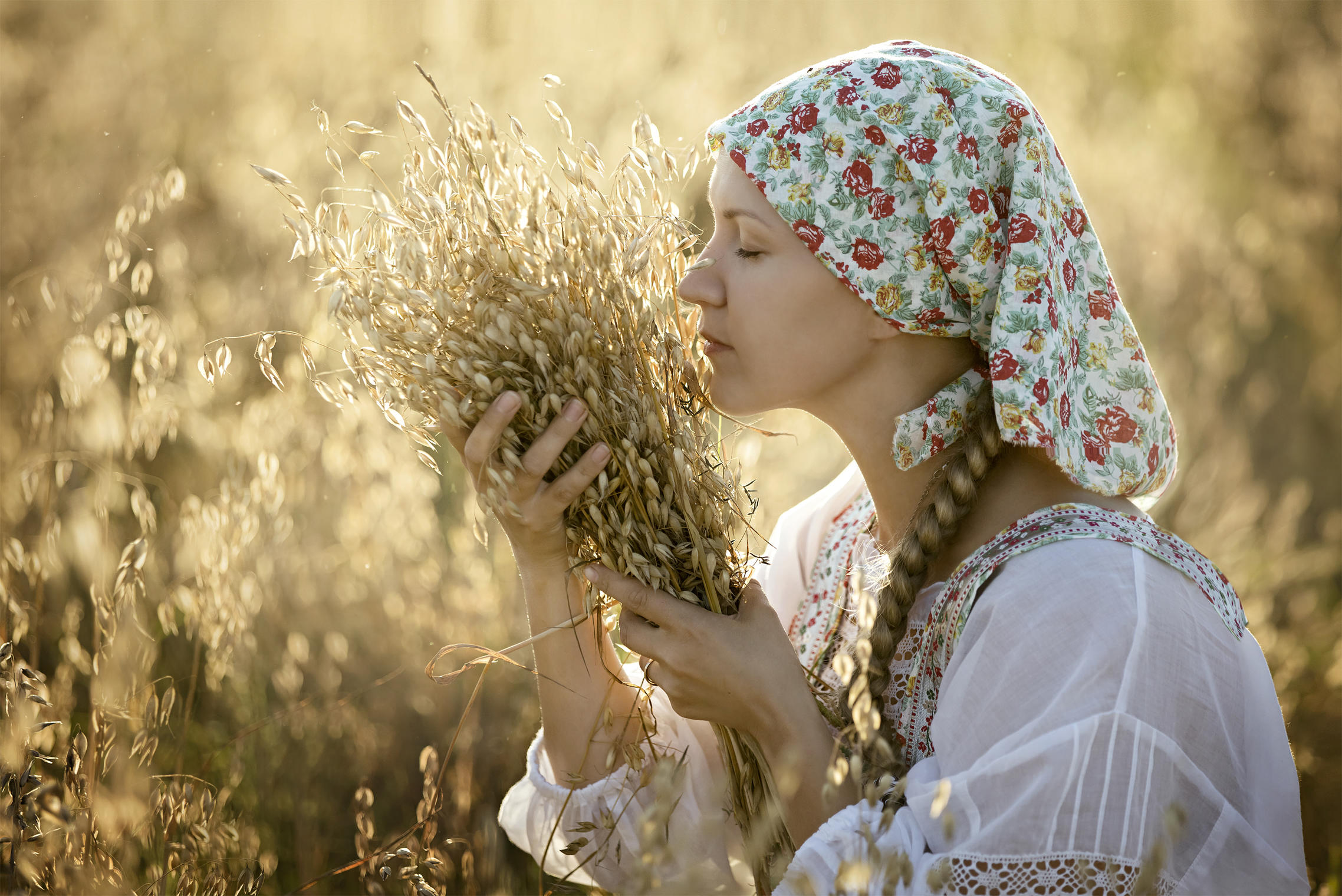 Photo Women in Slavic costumes in Bucharest