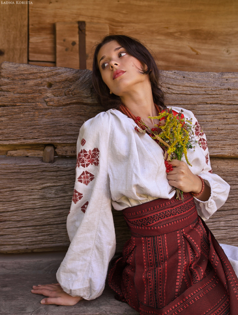 Girls in Slavic costumes in Bucharest