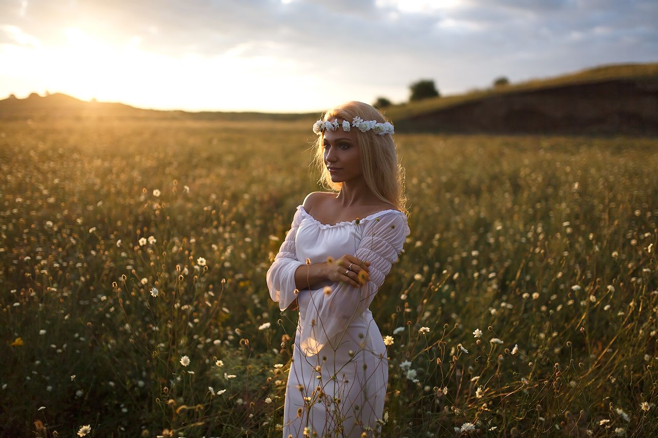 Girls in Slavic costumes in Bucharest